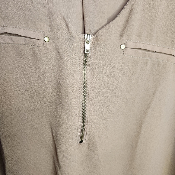 B_Envied Hi-low Sleeveless Blouse - Picture 3 of 5